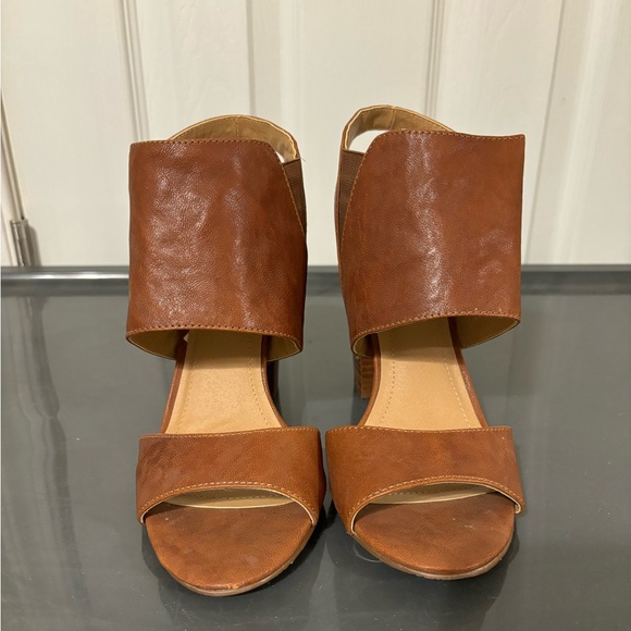 Tahari Heels - Picture 2 of 4